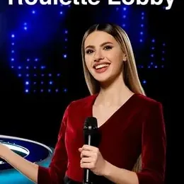 Présentatrice en robe rouge, micro à la main